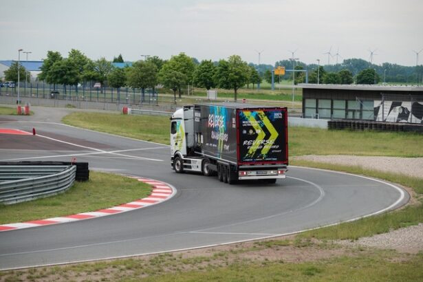 video ce face mercedes cand se plictiseste un nou record in guiness book la mersul cu spatele cu camionul 68443a90b05da