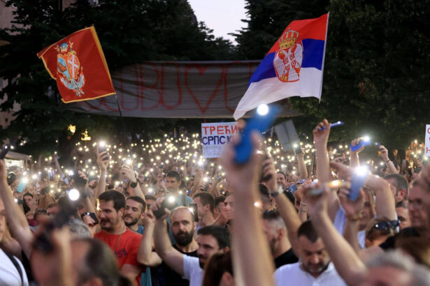 video confruntari violente la belgrad unde protestatarii au cerut alegeri anticipate presedintele sarb invoca o lovitura de stat 6860d8465225d