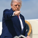 video donald trump s a impiedicat pe scara avionului si era sa cada ce spunea el cand biden a fost victima aceluiasi incident 6846ab86b38be