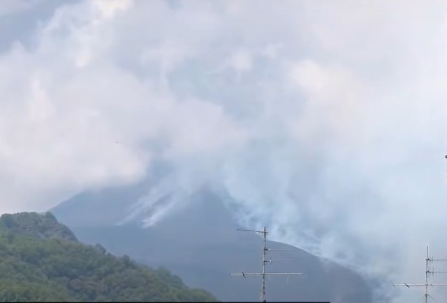 video etna erupe din nou nor de cenusa inalt de cativa kilometri 683d95186432f