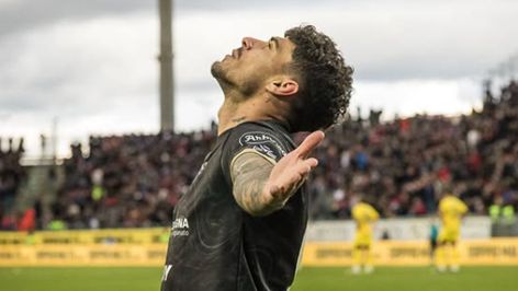 video exclusiv florinel coman rege pe ringul de dans la nunta lui olaru atacantul fcsb a facut show desi e accidentat 683cb5dac10af