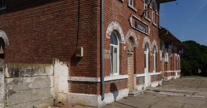 video garile cfr in ruina mizerie drumuri in camp si calatori tot mai putini nici pe banca nu poti sa stai 685257cec59c9