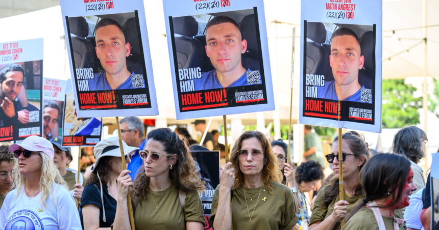 Imaginile răpirii unui militar israelian de către Hamas, publicate de familia sa. Ce declarație face mama ostaticului. 1 video imaginile rapirii unui militar israelian de catre hamas publicate de catre familia sa ce spune mama ostaticului 68473158e137a