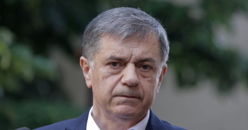 Ionuț Costea, cumnatul lui Mircea Geoană, condamnat pentru mită, a fost adus în țară și transportat de la Otopeni la Rahova. 1 video ionut costea cumnatul lui mircea geoana condamnat pentru mita a fost adus in tara el a fost transportat de la otopeni la rahova 685a6a97c11ed