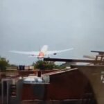 video momentul cand avionul cu 242 de oameni la bord se prabuseste 684aaf02c0fb5