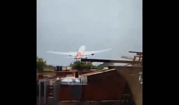 video momentul cand avionul cu 242 de oameni la bord se prabuseste 684aaf02c0fb5