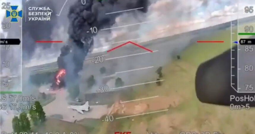 video noi imagini din operatiunea panza de paianjen momentul in care ucrainenii ataca un bombardier rusesc langa avioane deja in flacari 684478feb35ed