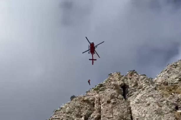 video patru alpinisti ramasi blocati in muntii bucegi interventia salvamont a durat 17 ore 683c73e15c924