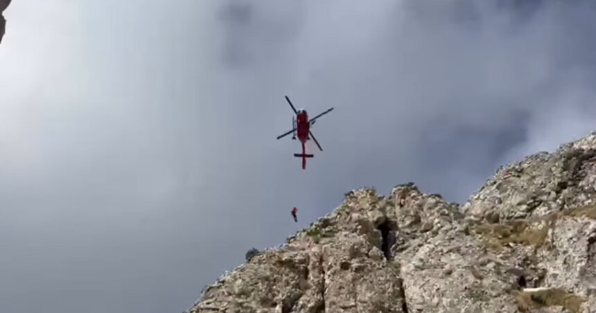 video patru alpinisti ramasi blocati in muntii bucegi interventia salvamont a durat 17 ore 683c73e15c924