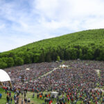 video pelerinaj impresionant cu 300 000 de oameni la sumuleu ciuc e plin de har aici 68454b55be701