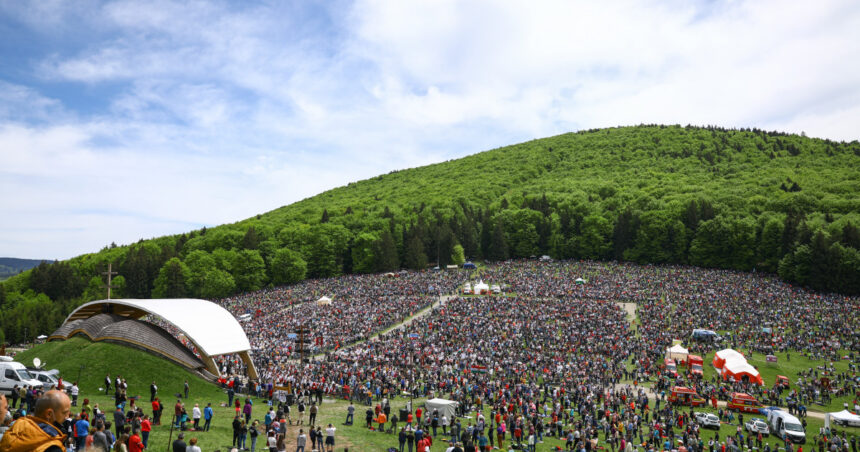 video pelerinaj impresionant cu 300 000 de oameni la sumuleu ciuc e plin de har aici 68454b55be701