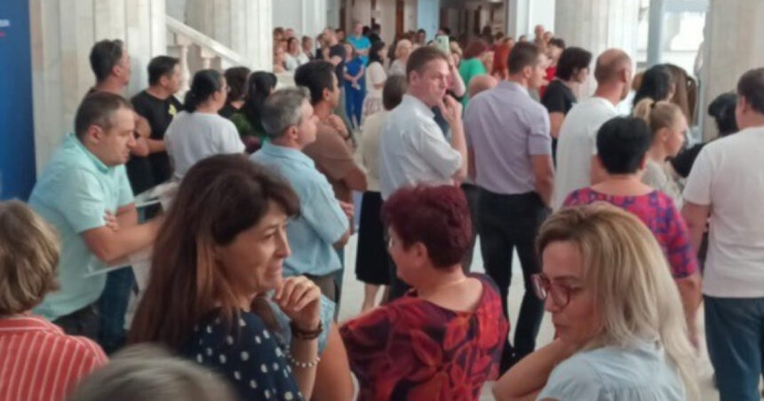 video protest la ministerul finantelor angajatii au oprit lucrul nemultumiti de taierea sporurilor 68628144b0838