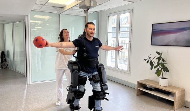 video renault investeste in exoschelete robotizate pe care le va introduce in productie 684294a95e6e5