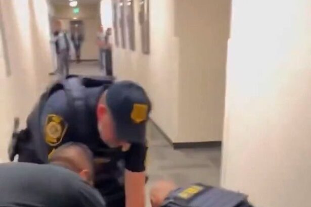 video scandal in sua senator american a fost dat afara pus la podea si incatusat 684b49a444cb8