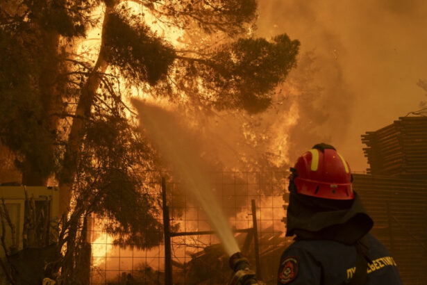 video stare de urgenta pe insula greceasca chios din cauza incendiilor de vegetatie localitati evacuate peste 350 de pompieri mobilizati 6859c2402edfe