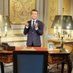 video statuia de ceara a lui emmanuel macron a fost furata de la muzeul grevin si depusa in fata ambasadei rusiei din paris 683dbed21dedc