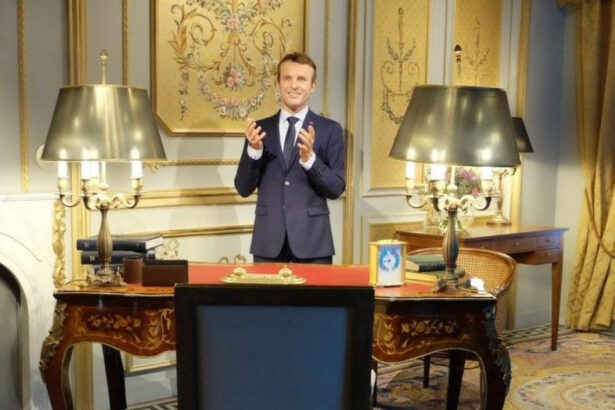 video statuia de ceara a lui emmanuel macron a fost furata de la muzeul grevin si depusa in fata ambasadei rusiei din paris 683dbed21dedc