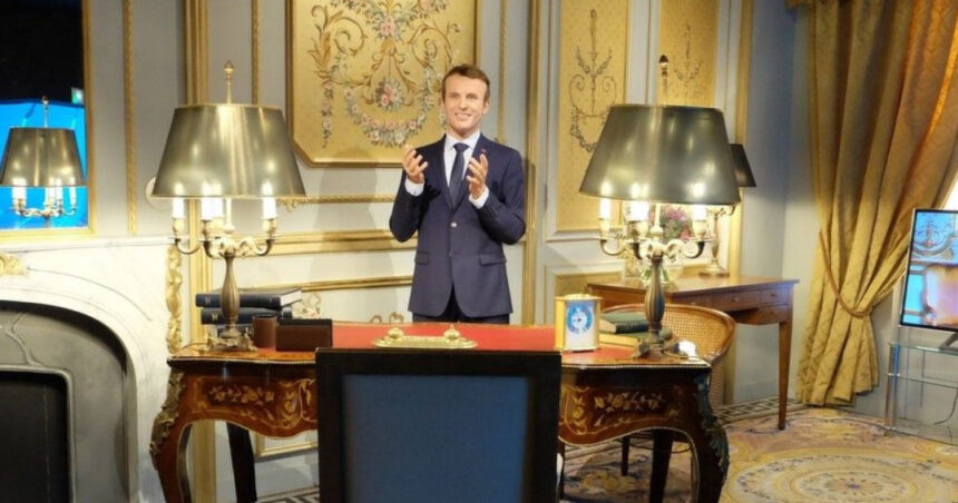 video statuia de ceara a lui emmanuel macron a fost furata de la muzeul grevin si depusa in fata ambasadei rusiei din paris 683dbed21dedc