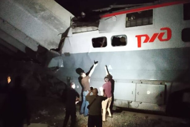 video un pod s a prabusit peste un tren in rusia cel putin sapte oameni au murit autoritatile vorbesc despre interferenta ilegala 683beabd96d04