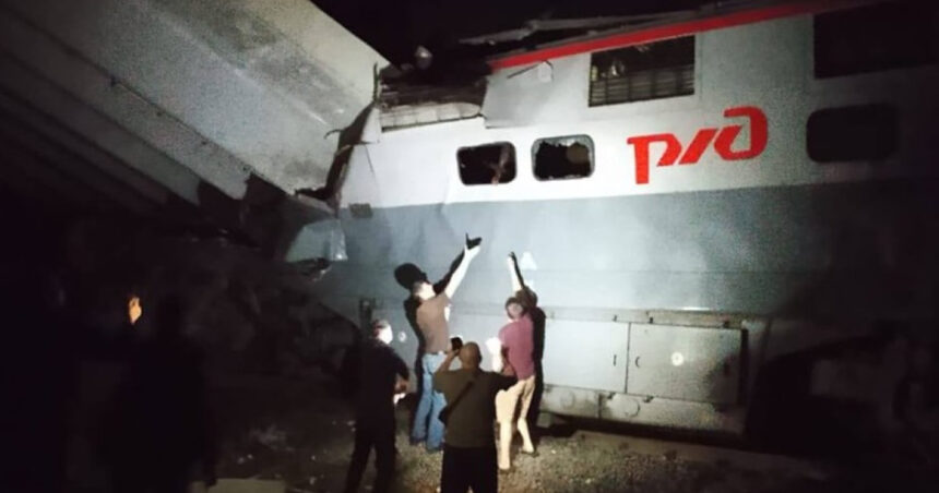 video un pod s a prabusit peste un tren in rusia cel putin sapte oameni au murit autoritatile vorbesc despre interferenta ilegala 683beabd96d04