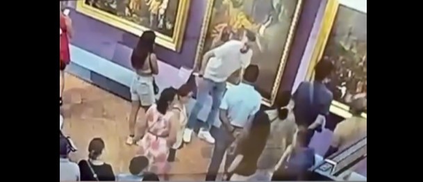 video un turist a deteriorat o pictura din secolul al xviii lea in timp ce poza la galeriile uffizi din florenta 685b96c86f38b