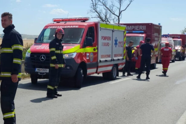 videofoto accident intre doua microbuze si un autoturism in bihor cinci persoane transportate la spital 686299b161587