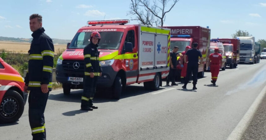 videofoto accident intre doua microbuze si un autoturism in bihor cinci persoane transportate la spital 686299b161587