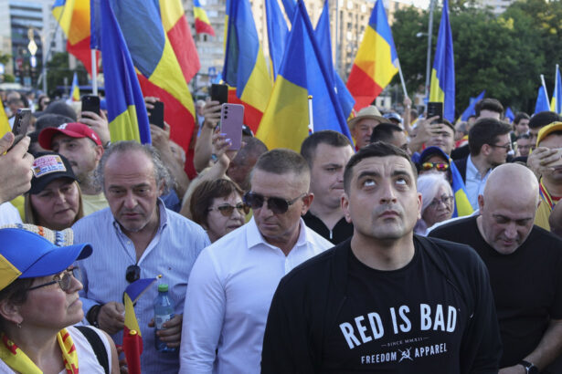 videofoto cateva sute de persoane si george simion au protestat in piata victoriei impotriva austeritatii manifestatii aur si in alte orase 685851bb47bbf
