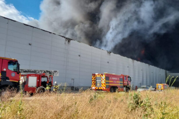 videofoto incendiu la o hala din incinta unui parc logistic situat la km 23 al autostrazii a1 pompierii intervin cu 14 autospeciale 68616167d8d52
