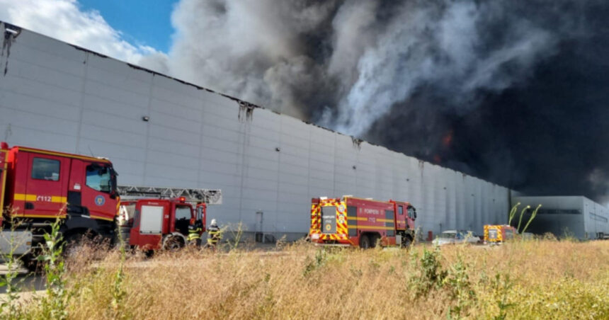 videofoto incendiu la o hala din incinta unui parc logistic situat la km 23 al autostrazii a1 pompierii intervin cu 14 autospeciale 68616167d8d52