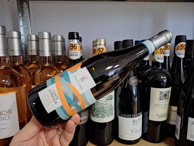 vinul zilei un alb organic obtinut din soiul grillo care surprinde esenta verii siciliene in cea mai pura si sincera forma a ei 683e9226df969