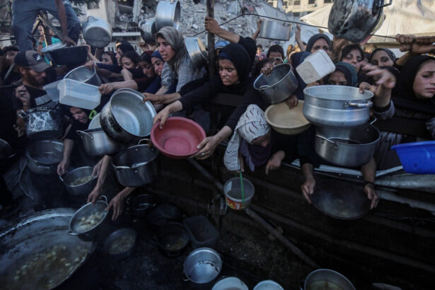 93 de palestinieni care asteptau sa primeasca ajutoare umanitare au fost ucisi de fortele israeliene acuza apararea civila din gaza 687deebe42015