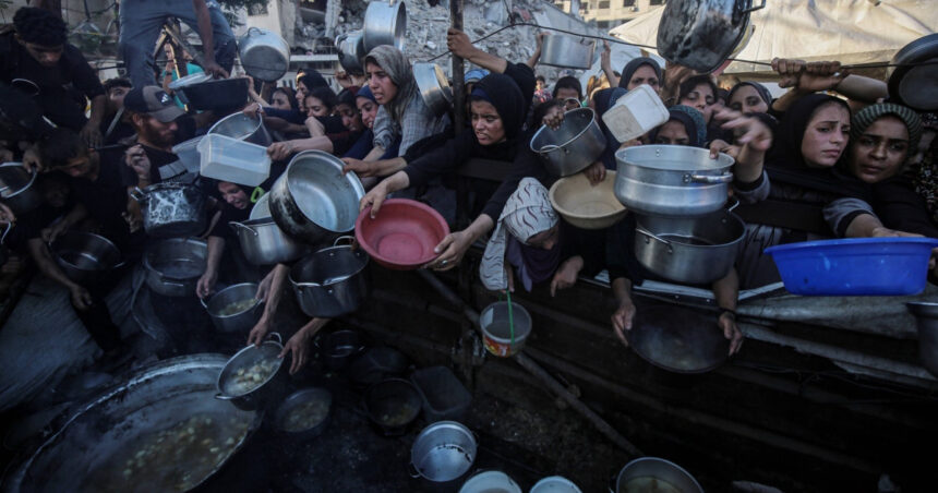 93 de palestinieni care asteptau sa primeasca ajutoare umanitare au fost ucisi de fortele israeliene acuza apararea civila din gaza 687deebe42015