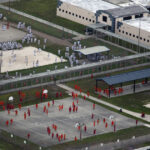 abuzuri grave in centrele ice din florida migranti umiliti incatusati si fortati sa manance ca animalele raport 687e10e6e0163