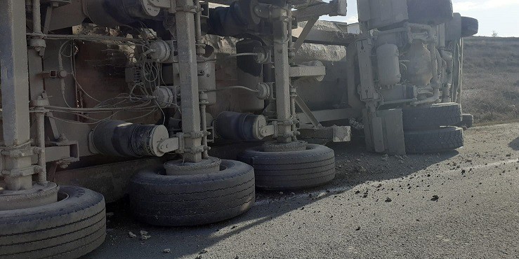accident rutier la iesirea din slobozia un tir s a rasturnat in afara partii carosabile 6888ebb60ee30