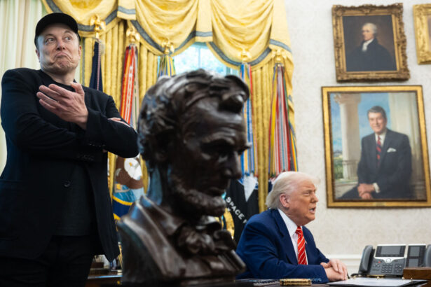 administratia trump a vrut sa rezilieze contractele cu spacex insa a descoperit ca sunt esentiale pentru departamentul apararii 687dd2aa67019