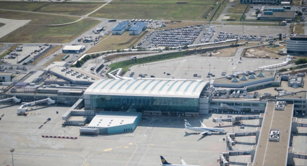 aeroportul din budapesta isi suspenda activitatea din cauza unei furtuni puternice 686c03bea2654