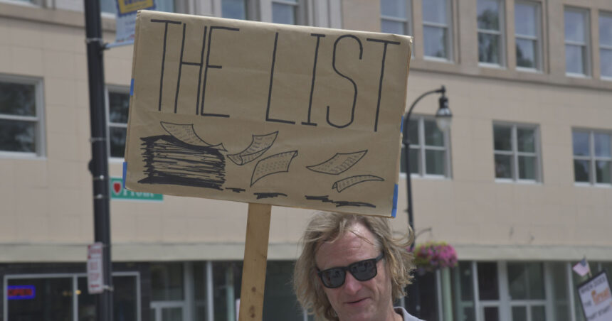 analiza piatra de moara care l scufunda pe donald trump adeptii maga nu inceteaza sa vorbeasca despre dosarul epstein si revolta creste 687cf147f40e4