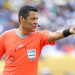 arbitrul care a dat mana cu trump calcat in picioare tradator de tara 6875fa0bda211