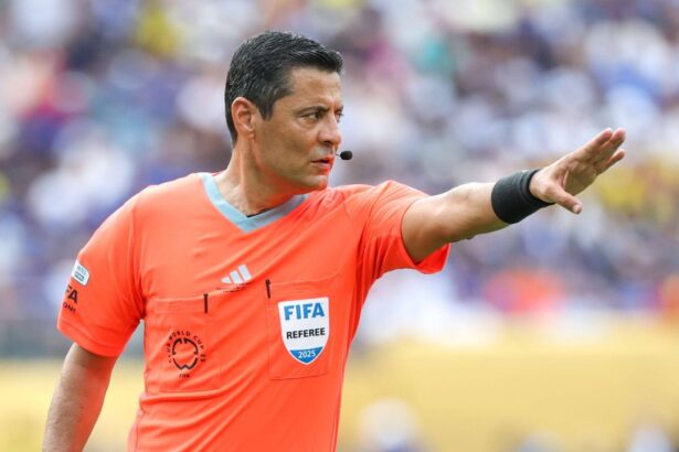 arbitrul care a dat mana cu trump calcat in picioare tradator de tara 6875fa0bda211