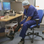 cazul ciudat al chirurgului britanic acuzat ca si a amputat picioarele pentru bani indemnurile pe care le ar fi dat altora pe internet 688113797503e