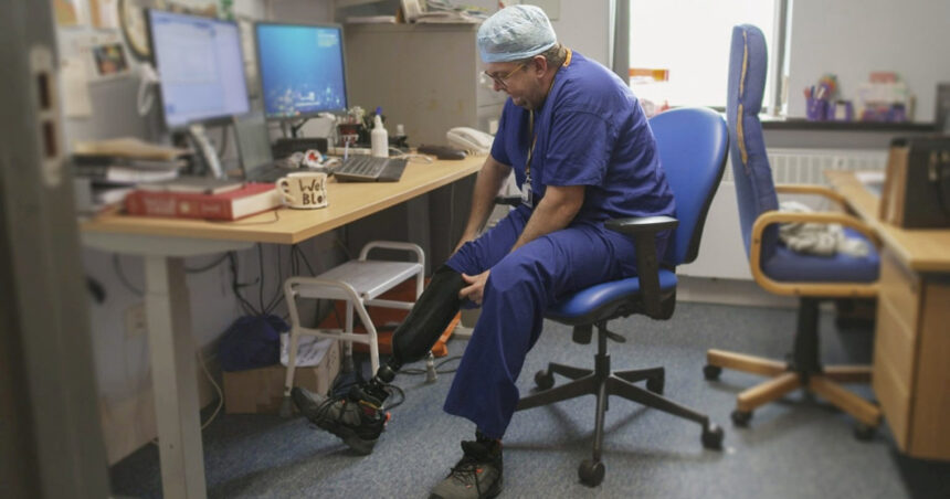 cazul ciudat al chirurgului britanic acuzat ca si a amputat picioarele pentru bani indemnurile pe care le ar fi dat altora pe internet 688113797503e