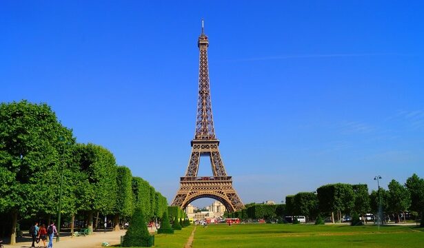 cel mai inalt nivel al turnului eiffel inchis din cauza caldurii extreme 686510a222972