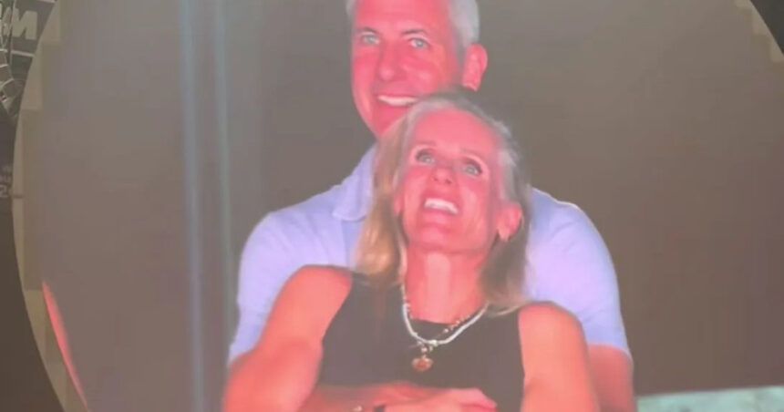 ceo ul companiei astronomer a fost suspendat dupa ce clipul in care isi imbratisa o colega la un concert coldplay a devenit viral 687b39376fefe