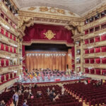 cod vestimentar la scala din milano pantalonii scurti si slapii nu sunt permisi fotografierea spectacolelor este si ea interzisa 686bfec1930f3