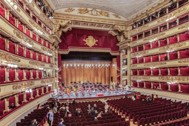 cod vestimentar la scala din milano pantalonii scurti si slapii nu sunt permisi fotografierea spectacolelor este si ea interzisa 686bfec1930f3