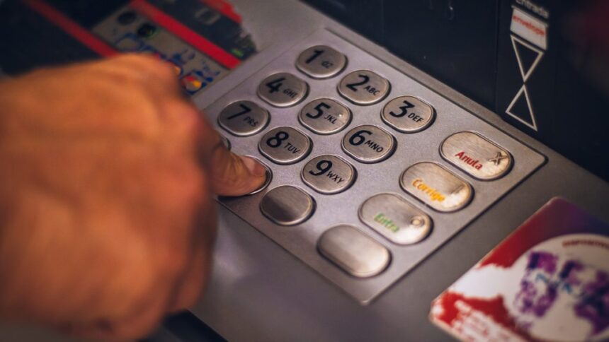 condamnat in trecut pentru ca a golit conturi bancare in mod fraudulos un barbat din valu lui traian doreste sa fie reabilitat pentru a avea cazierul curat 686f0d5dc3563