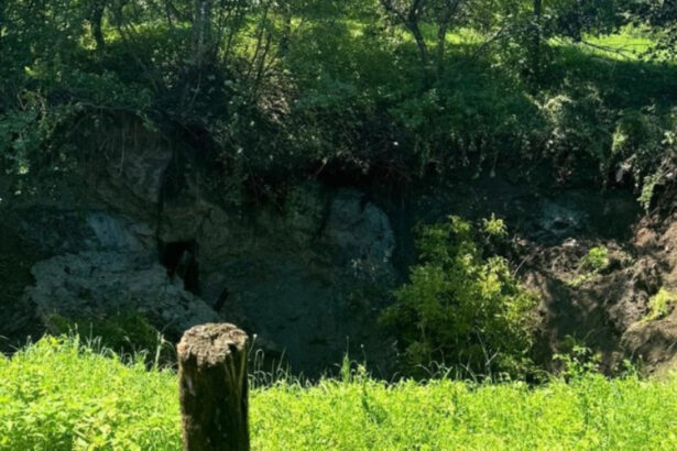 crater de 30 metri in maramures din cauza alunecarii de teren in zona unei foste mine de sare mai multe persoane evacuate din zona 687e774d52e54