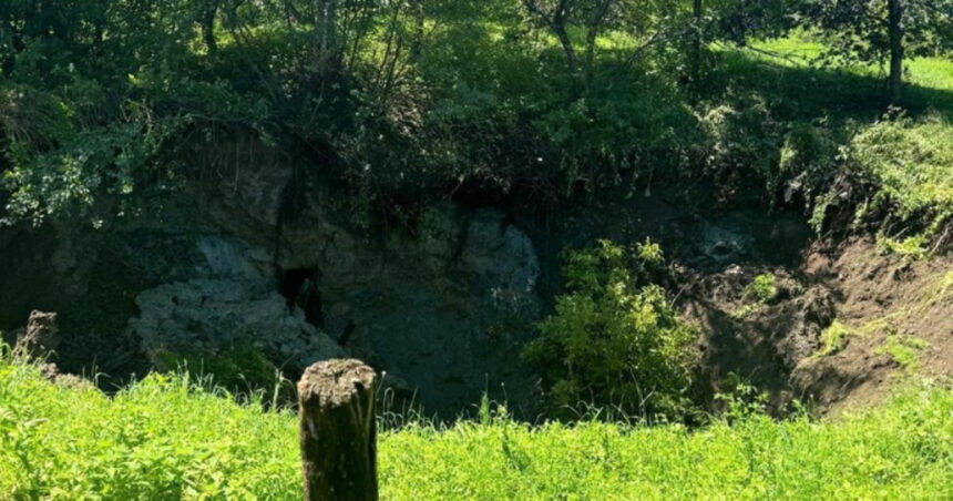 crater de 30 metri in maramures din cauza alunecarii de teren in zona unei foste mine de sare mai multe persoane evacuate din zona 687e774d52e54