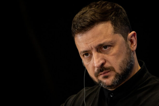 cum a ajuns volodimir zelenski sa se confrunte cu cea mai mare criza politica a presedintiei sale 6881b80f0bf02